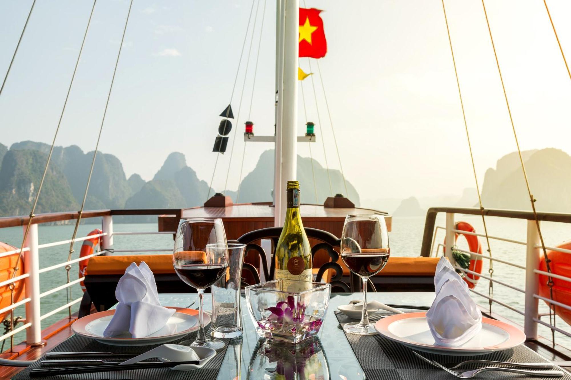 Emeraude Classic Cruises Ha Long Exterior photo