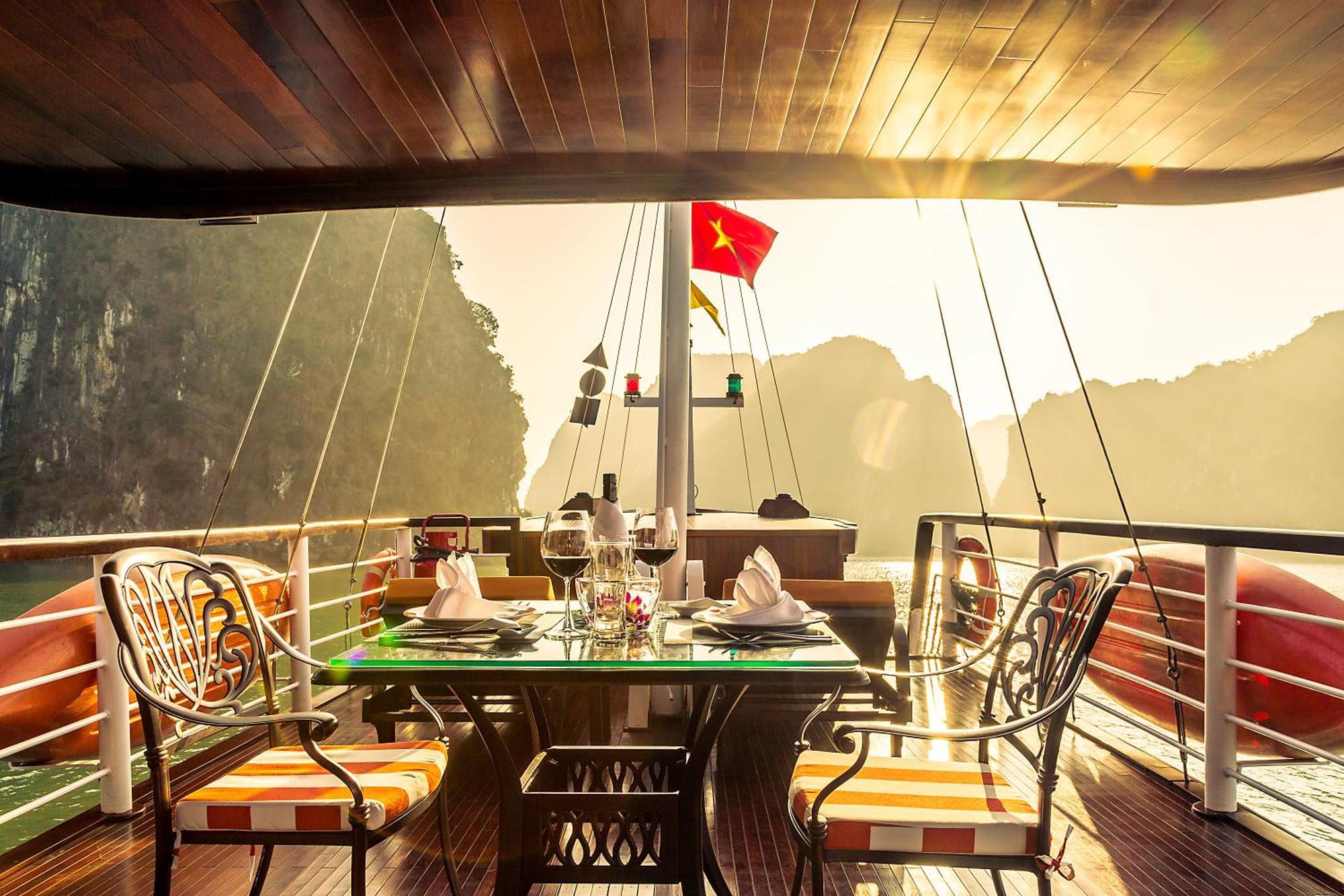Emeraude Classic Cruises Ha Long Exterior photo